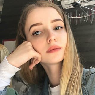 Sarah la t...a 👅